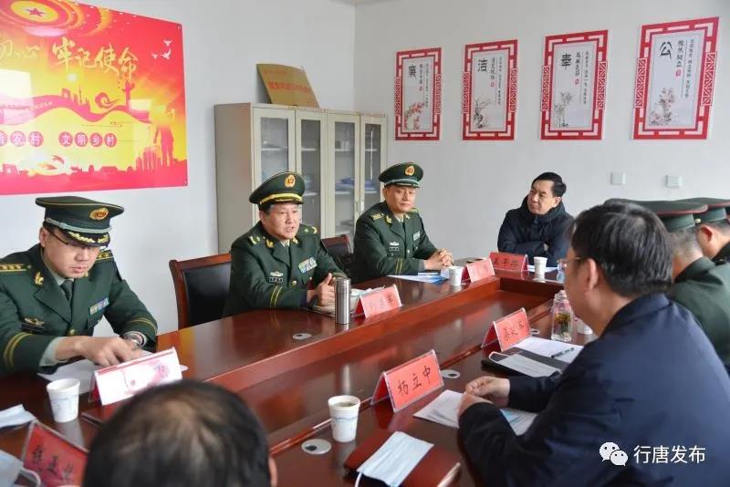 石家庄警备区司令员渠延军,县委书记杨立中,人武部部长张志涛陪同调研