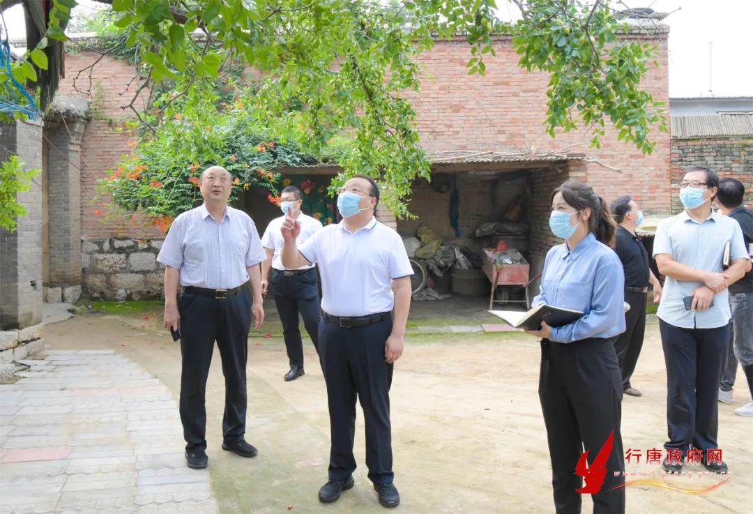 图为梁志彦在上碑镇东南街村进行实地调研,现场指导.