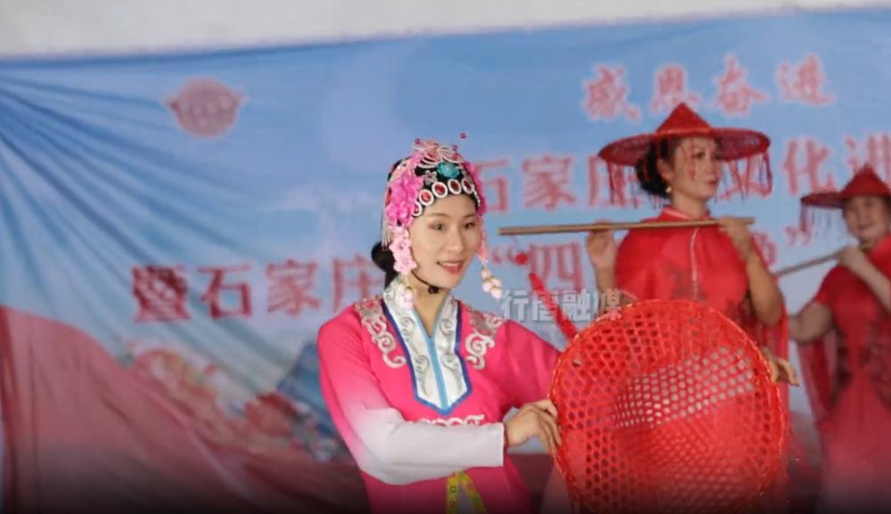 “感恩奋进 双争有我”文化惠民演出走进行唐口头村